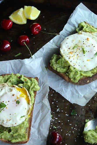 Tostada de palta con huevo