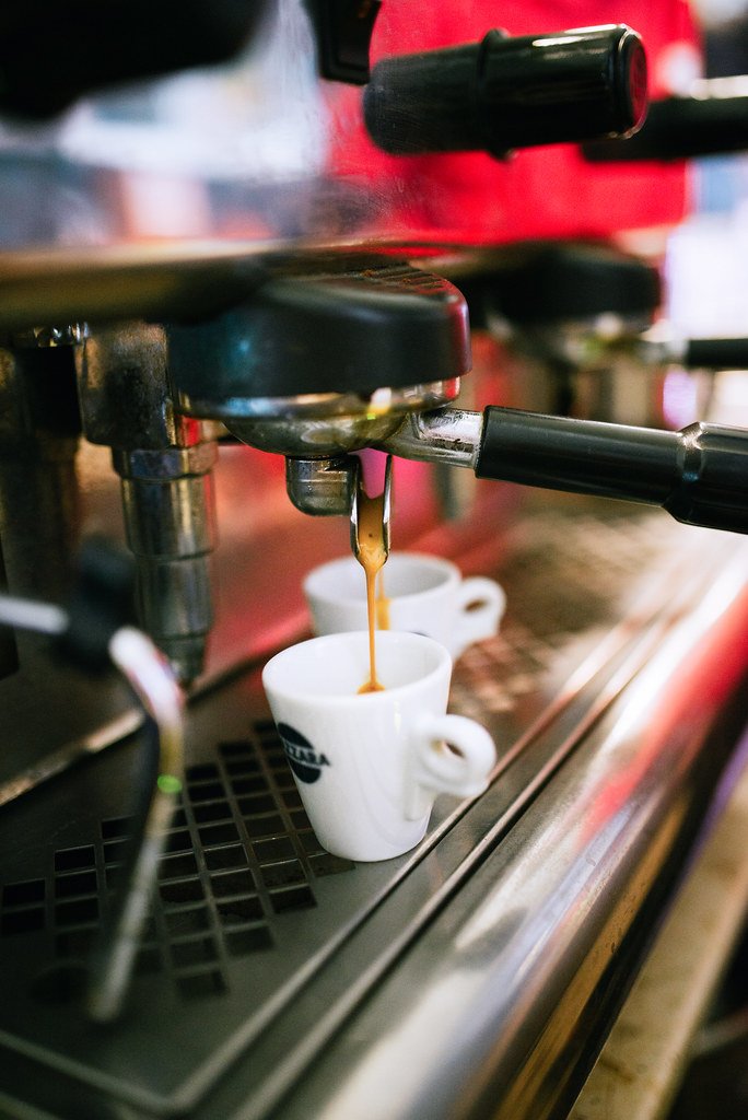 Extracción de espresso en la máquina