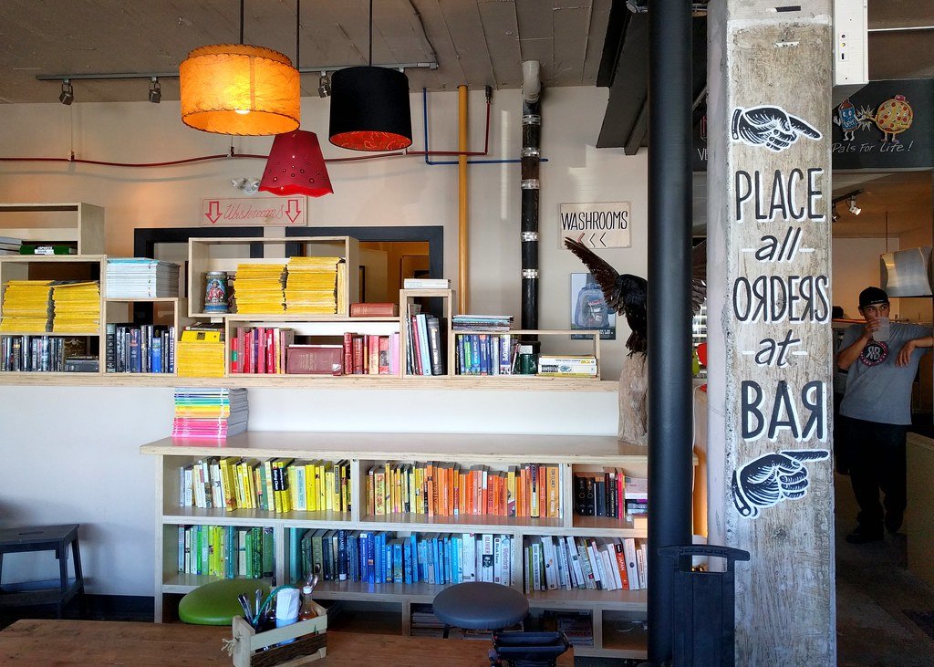Estanterías de libros junto a la barra de pedidos