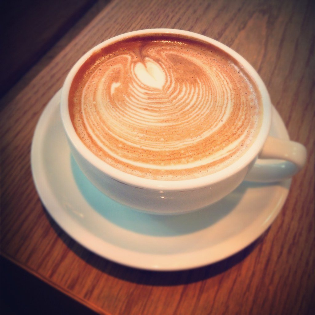 Latte con arte en la espuma