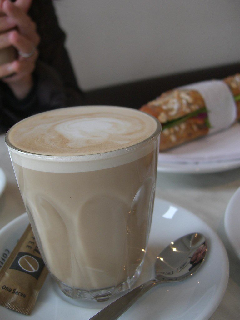 Café y sandwich sobre la mesa